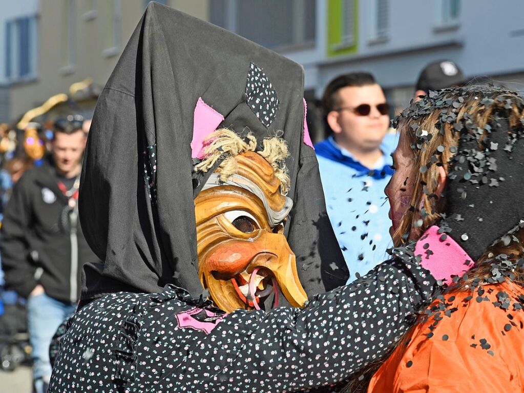 Die Sonne zeigte sich rechtzeitig zum Fasnachtsumzug in Bad Krozingen, bei dem sich das Publikum am Rande der Strecke drngte, auch um eine der vielen Sigkeiten zu ergattern, welche reichlich verteilt wurden. An Konfetti mangelte es ebenfalls nicht.