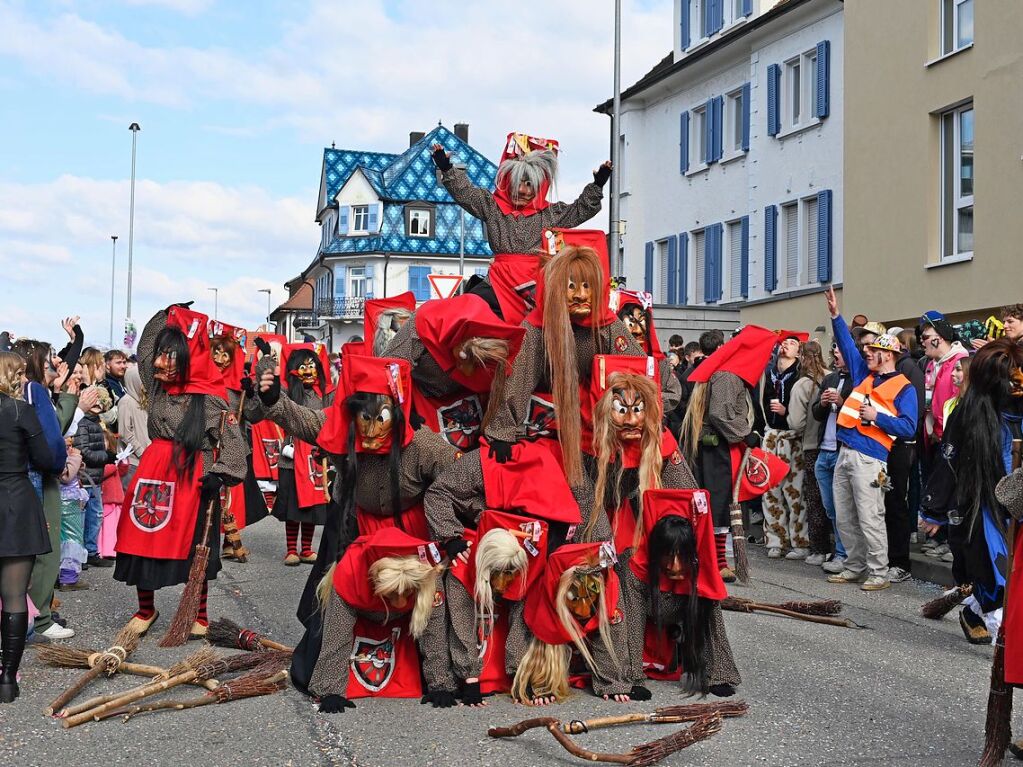 Die Sonne zeigte sich rechtzeitig zum Fasnachtsumzug in Bad Krozingen, bei dem sich das Publikum am Rande der Strecke drngte, auch um eine der vielen Sigkeiten zu ergattern, welche reichlich verteilt wurden. An Konfetti mangelte es ebenfalls nicht.