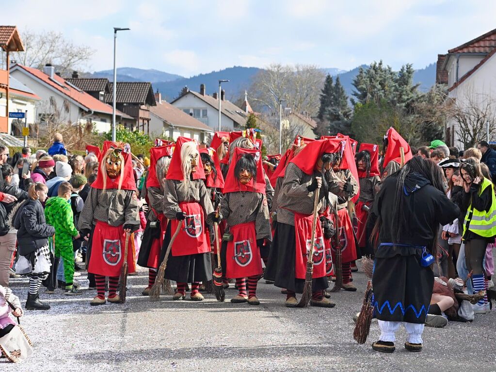 Die Sonne zeigte sich rechtzeitig zum Fasnachtsumzug in Bad Krozingen, bei dem sich das Publikum am Rande der Strecke drngte, auch um eine der vielen Sigkeiten zu ergattern, welche reichlich verteilt wurden. An Konfetti mangelte es ebenfalls nicht.