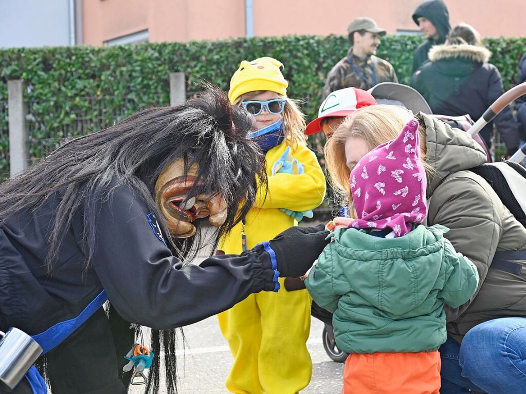 Die Sonne zeigte sich rechtzeitig zum Fasnachtsumzug in Bad Krozingen, bei dem sich das Publikum am Rande der Strecke drngte, auch um eine der vielen Sigkeiten zu ergattern, welche reichlich verteilt wurden. An Konfetti mangelte es ebenfalls nicht.