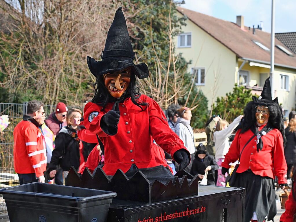 Die Sonne zeigte sich rechtzeitig zum Fasnachtsumzug in Bad Krozingen, bei dem sich das Publikum am Rande der Strecke drngte, auch um eine der vielen Sigkeiten zu ergattern, welche reichlich verteilt wurden. An Konfetti mangelte es ebenfalls nicht.