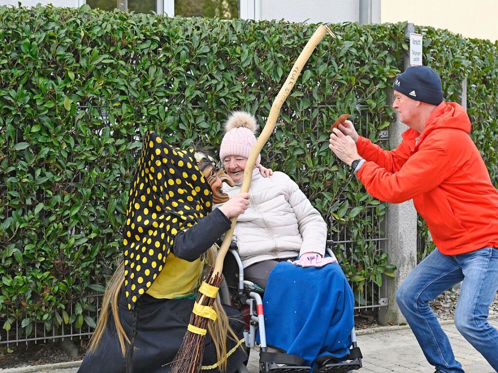 Die Sonne zeigte sich rechtzeitig zum Fasnachtsumzug in Bad Krozingen, bei dem sich das Publikum am Rande der Strecke drngte, auch um eine der vielen Sigkeiten zu ergattern, welche reichlich verteilt wurden. An Konfetti mangelte es ebenfalls nicht.