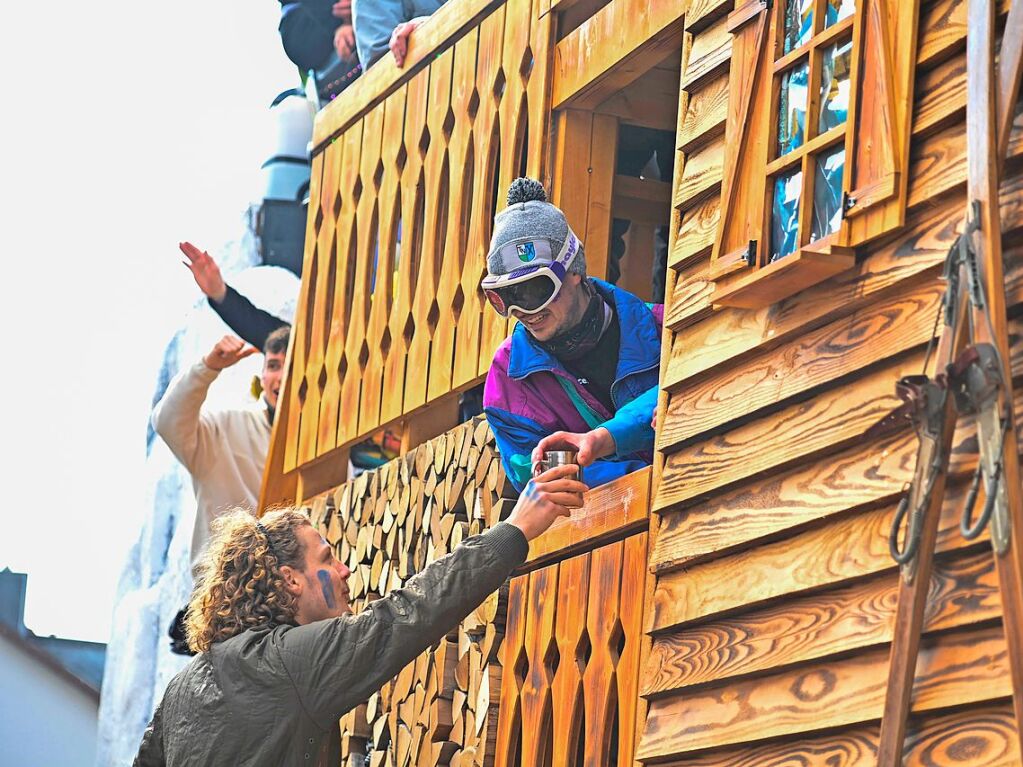 Die Sonne zeigte sich rechtzeitig zum Fasnachtsumzug in Bad Krozingen, bei dem sich das Publikum am Rande der Strecke drngte, auch um eine der vielen Sigkeiten zu ergattern, welche reichlich verteilt wurden. An Konfetti mangelte es ebenfalls nicht.