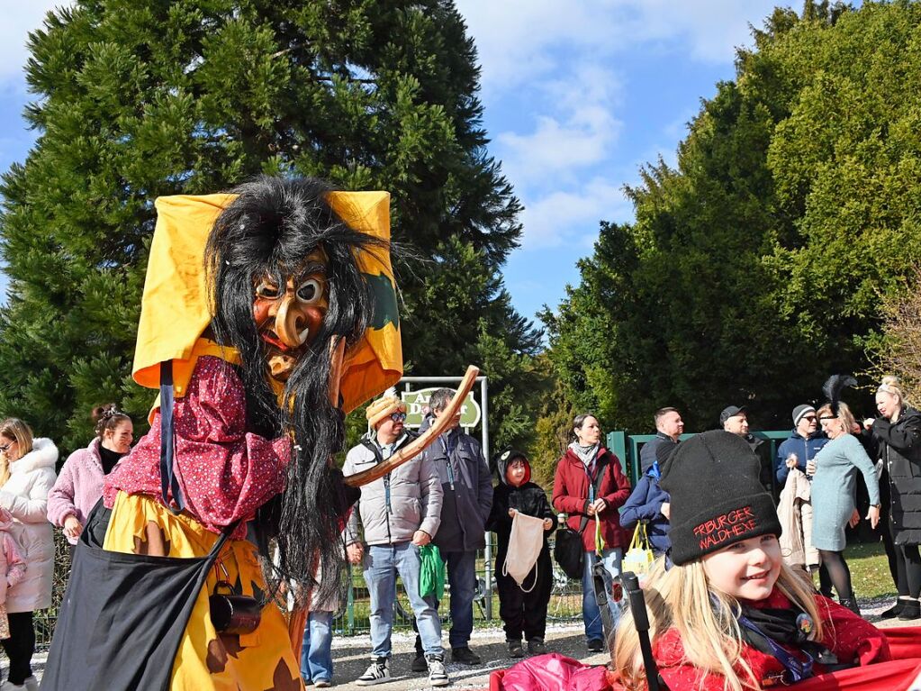 Die Sonne zeigte sich rechtzeitig zum Fasnachtsumzug in Bad Krozingen, bei dem sich das Publikum am Rande der Strecke drngte, auch um eine der vielen Sigkeiten zu ergattern, welche reichlich verteilt wurden. An Konfetti mangelte es ebenfalls nicht.