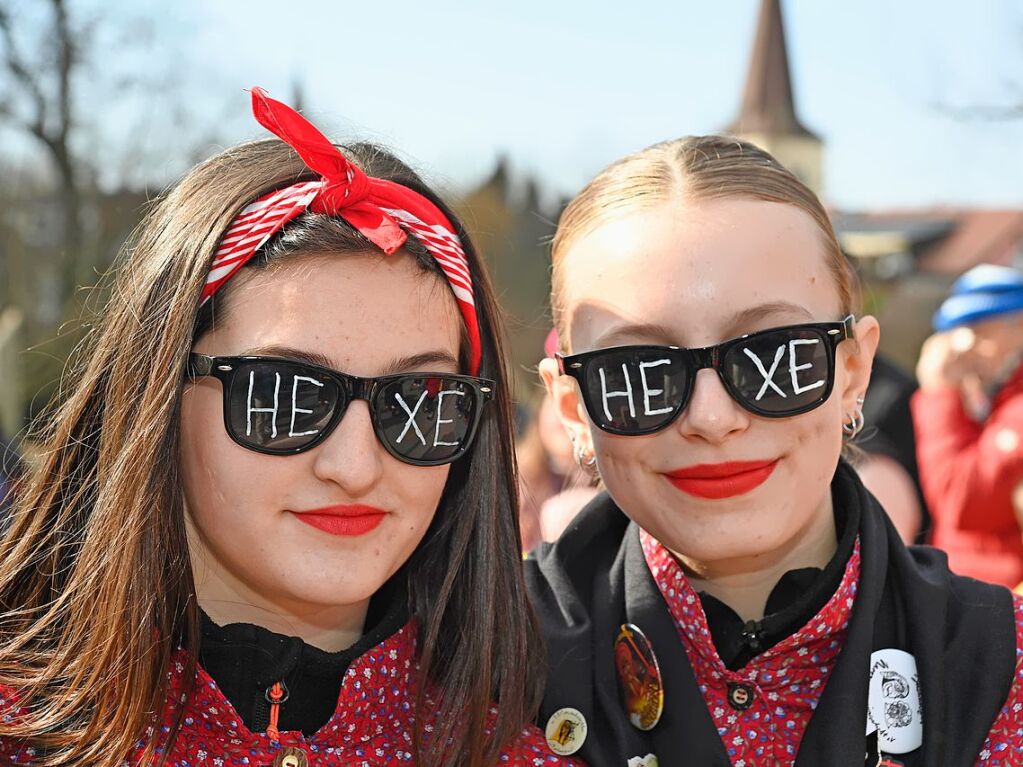 Die Sonne zeigte sich rechtzeitig zum Fasnachtsumzug in Bad Krozingen, bei dem sich das Publikum am Rande der Strecke drngte, auch um eine der vielen Sigkeiten zu ergattern, welche reichlich verteilt wurden. An Konfetti mangelte es ebenfalls nicht.