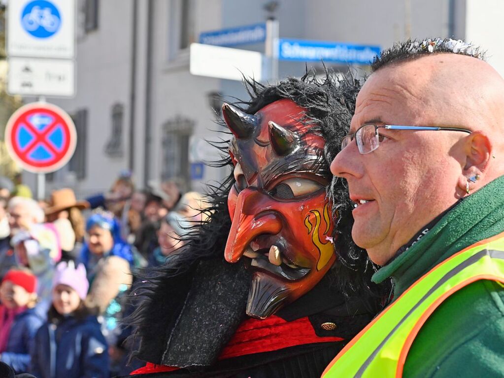 Die Sonne zeigte sich rechtzeitig zum Fasnachtsumzug in Bad Krozingen, bei dem sich das Publikum am Rande der Strecke drngte, auch um eine der vielen Sigkeiten zu ergattern, welche reichlich verteilt wurden. An Konfetti mangelte es ebenfalls nicht.