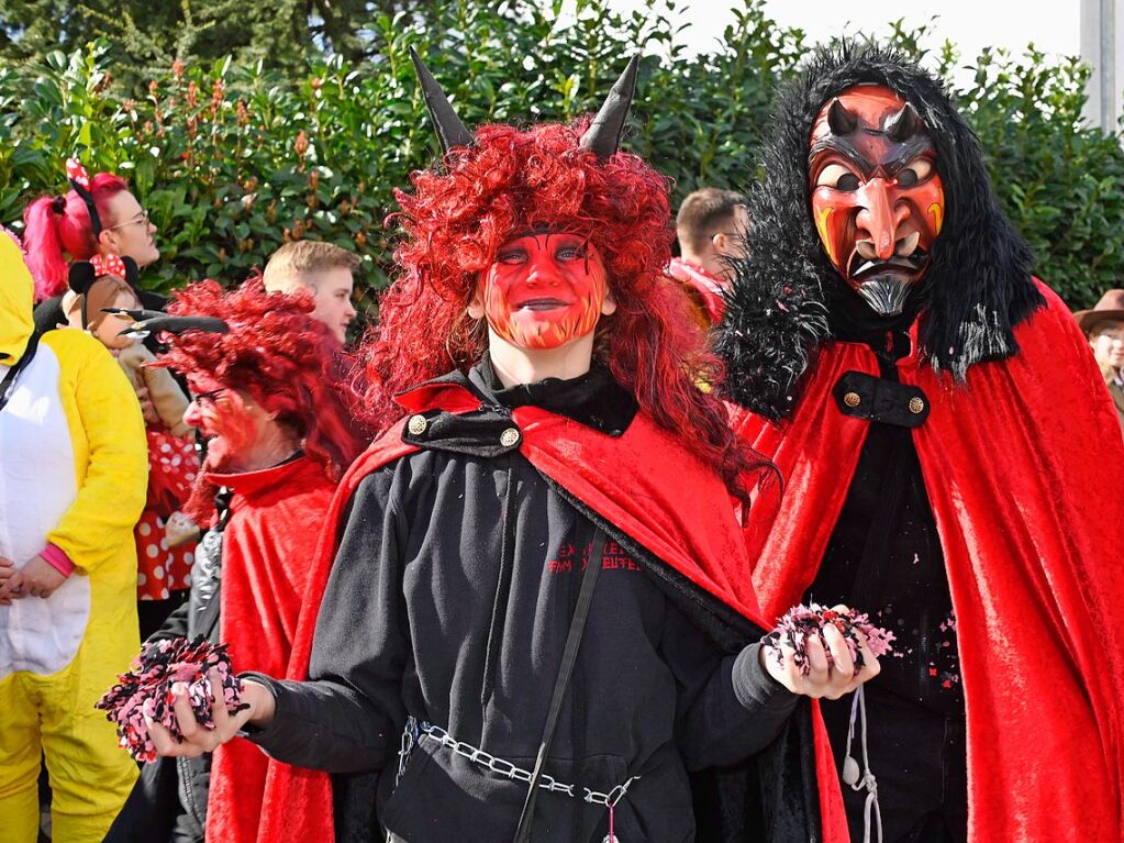 Die Sonne zeigte sich rechtzeitig zum Fasnachtsumzug in Bad Krozingen, bei dem sich das Publikum am Rande der Strecke drngte, auch um eine der vielen Sigkeiten zu ergattern, welche reichlich verteilt wurden. An Konfetti mangelte es ebenfalls nicht.