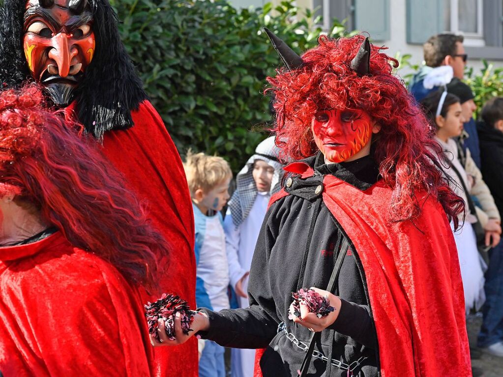 Die Sonne zeigte sich rechtzeitig zum Fasnachtsumzug in Bad Krozingen, bei dem sich das Publikum am Rande der Strecke drngte, auch um eine der vielen Sigkeiten zu ergattern, welche reichlich verteilt wurden. An Konfetti mangelte es ebenfalls nicht.