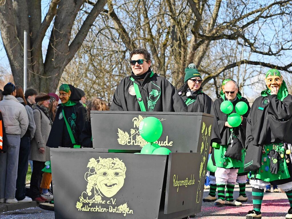 Die Sonne zeigte sich rechtzeitig zum Fasnachtsumzug in Bad Krozingen, bei dem sich das Publikum am Rande der Strecke drngte, auch um eine der vielen Sigkeiten zu ergattern, welche reichlich verteilt wurden. An Konfetti mangelte es ebenfalls nicht.