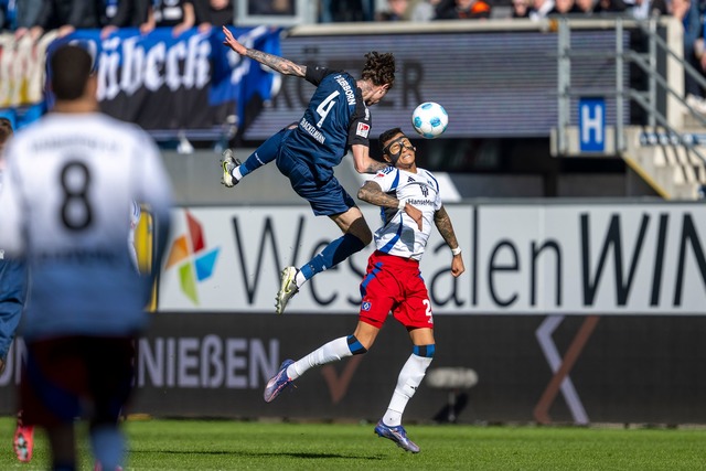 Paderborns Calvin Brackelmann (l) und ... Davie Selke k&auml;mpfen um den Ball.  | Foto: David Inderlied/dpa