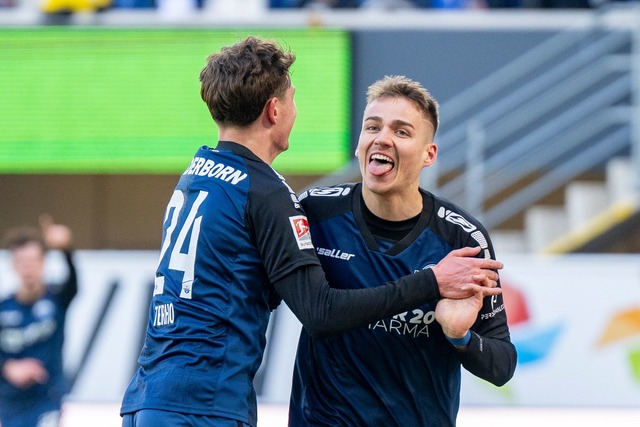 Ex-HSV-Profi Filip Bilbija (r) jubelt ...Paderborn mit Mitspieler Casper Terho.  | Foto: David Inderlied/dpa