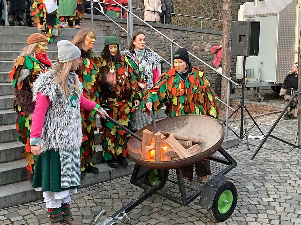 Vertreter der Laufenbruger Stadthxe und der Waldgeister Rhina entznden das Hxefr in diesem Jahr zum 22. Mal.