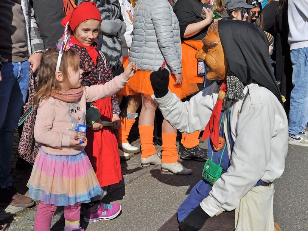 Strahlendes Wetter, strahlende Narren: Beim Fasnachtsumzug in Zell hat alles gepasst.