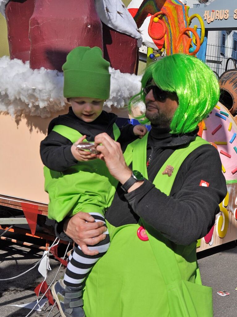 Strahlendes Wetter, strahlende Narren: Beim Fasnachtsumzug in Zell hat alles gepasst.