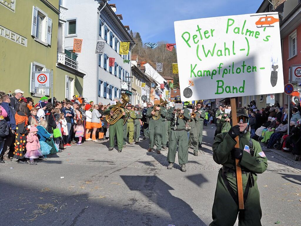 Strahlendes Wetter, strahlende Narren: Beim Fasnachtsumzug in Zell hat alles gepasst.