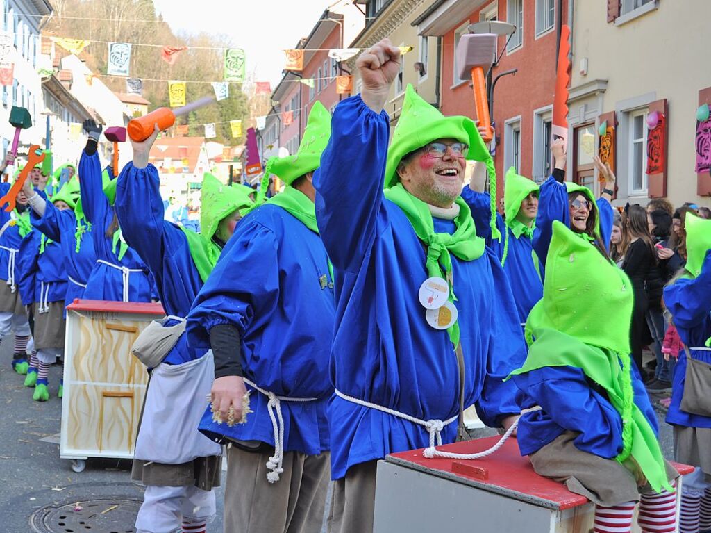 Strahlendes Wetter, strahlende Narren: Beim Fasnachtsumzug in Zell hat alles gepasst.