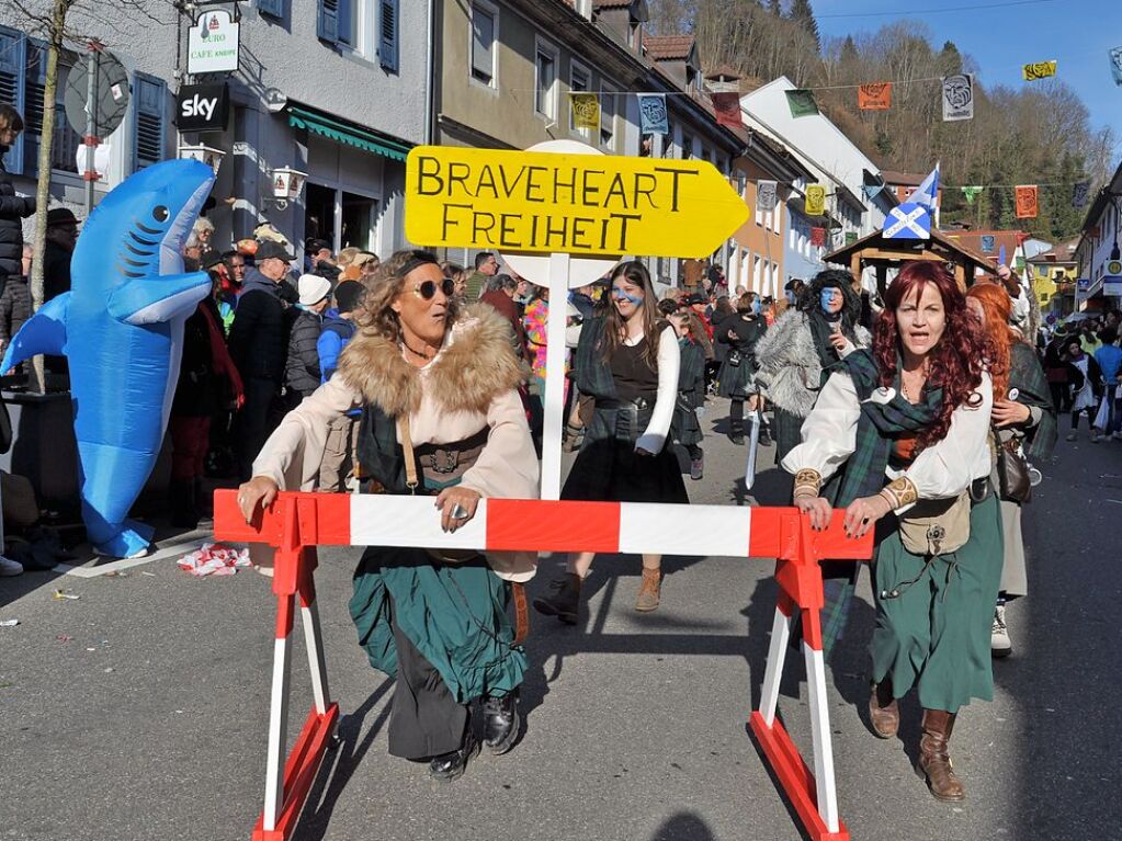 Strahlendes Wetter, strahlende Narren: Beim Fasnachtsumzug in Zell hat alles gepasst.