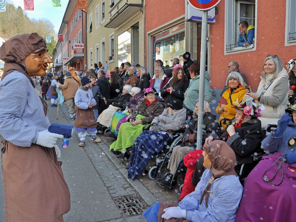 Strahlendes Wetter, strahlende Narren: Beim Fasnachtsumzug in Zell hat alles gepasst.