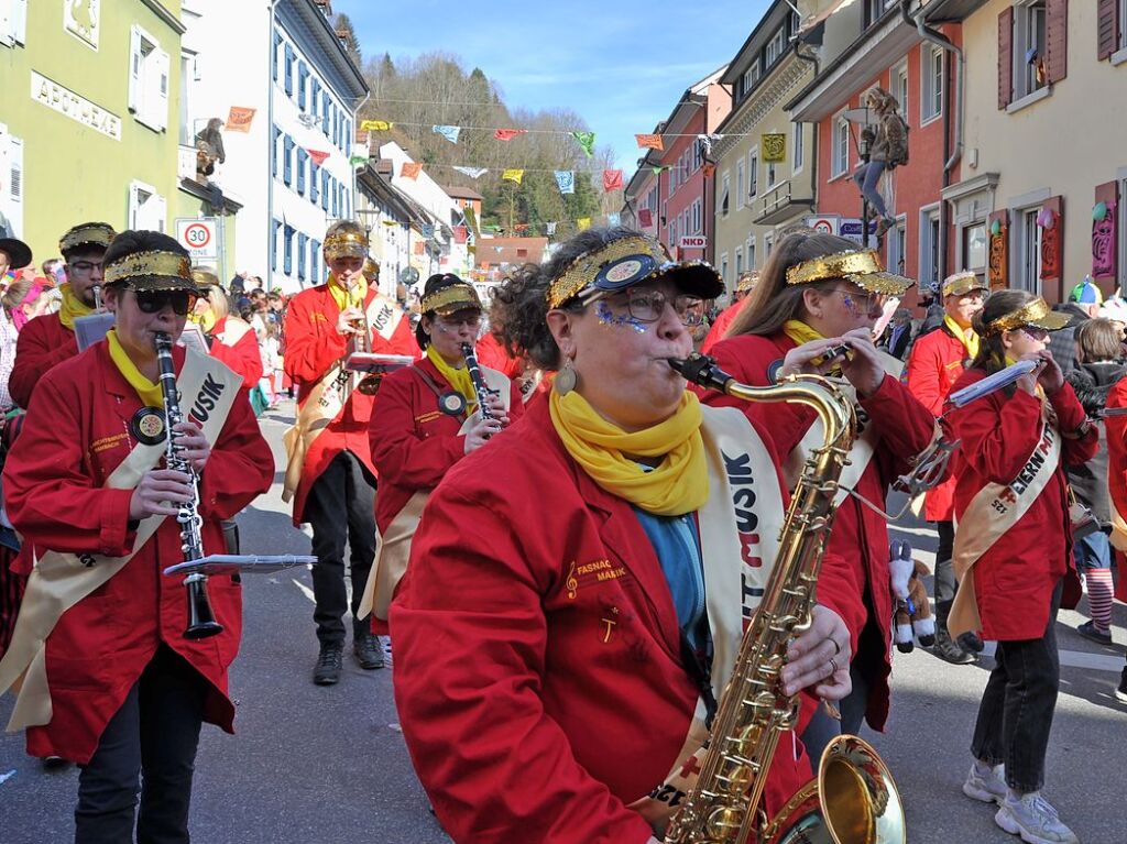 Strahlendes Wetter, strahlende Narren: Beim Fasnachtsumzug in Zell hat alles gepasst.