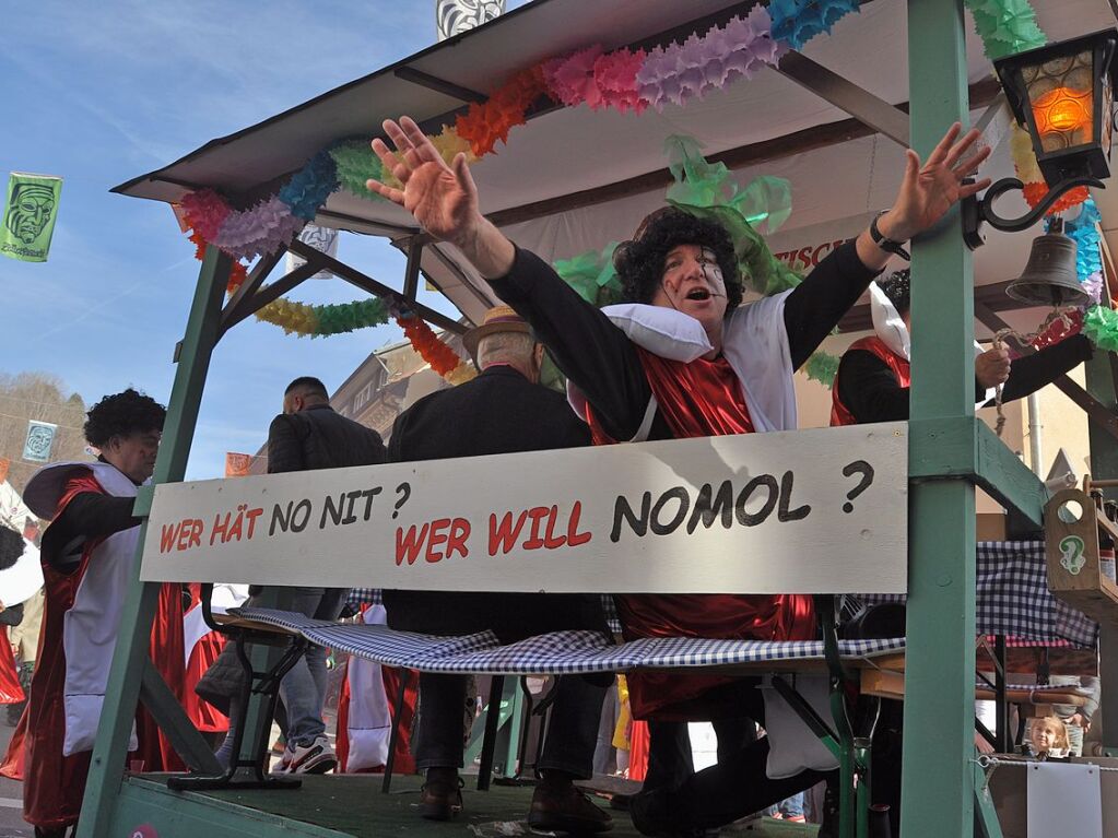 Strahlendes Wetter, strahlende Narren: Beim Fasnachtsumzug in Zell hat alles gepasst.