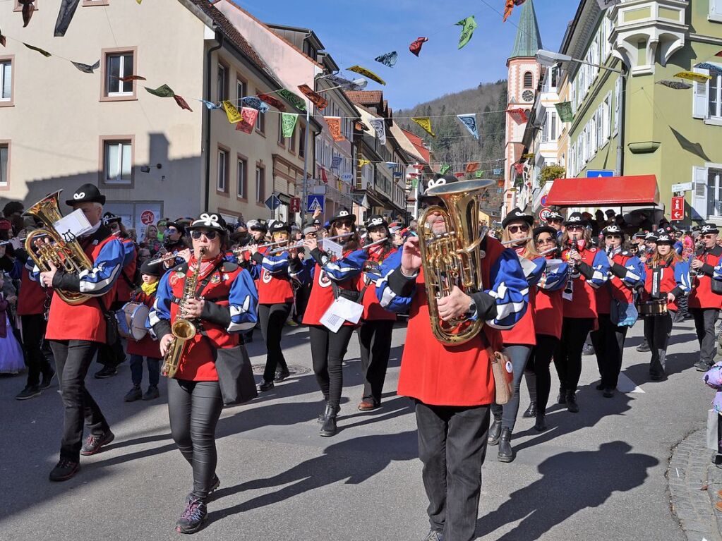 Strahlendes Wetter, strahlende Narren: Beim Fasnachtsumzug in Zell hat alles gepasst.