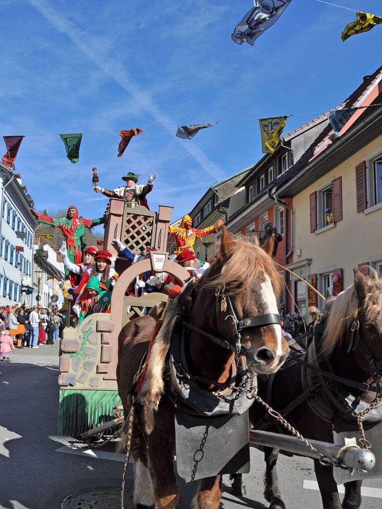 Strahlendes Wetter, strahlende Narren: Beim Fasnachtsumzug in Zell hat alles gepasst.