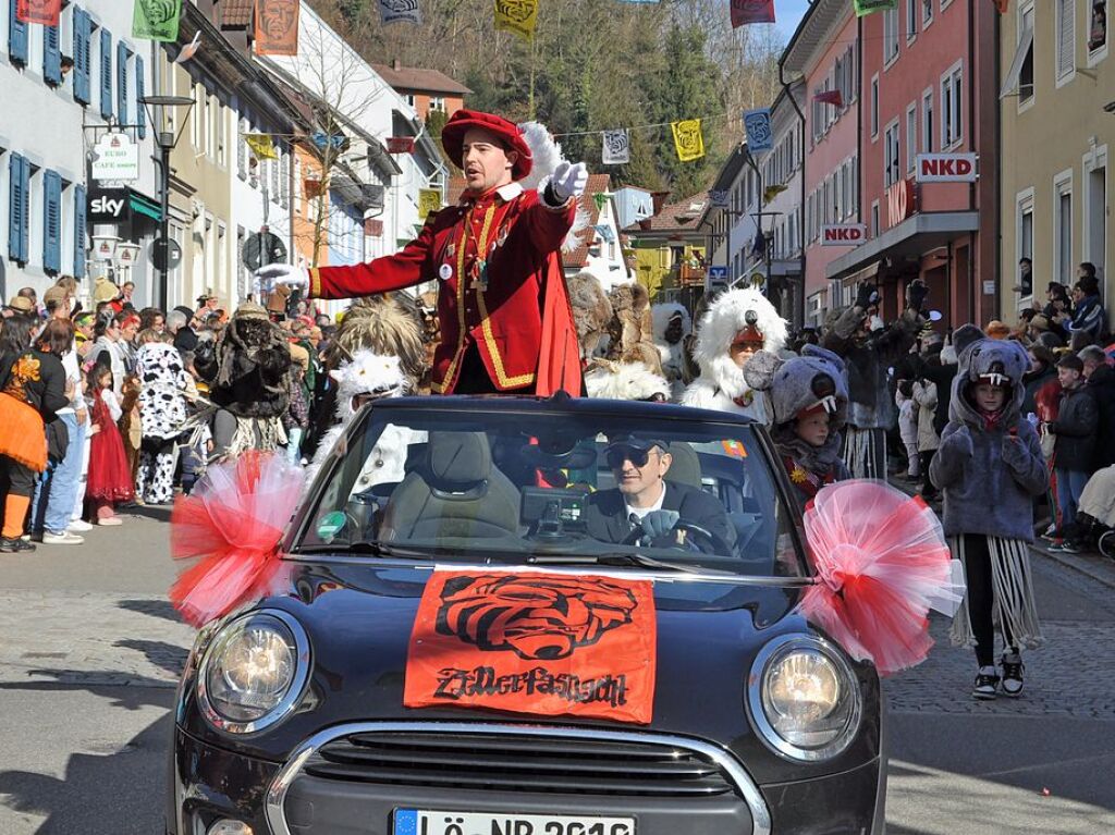 Strahlendes Wetter, strahlende Narren: Beim Fasnachtsumzug in Zell hat alles gepasst.