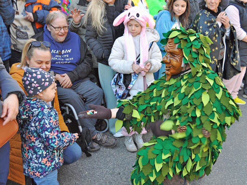 Strahlendes Wetter, strahlende Narren: Beim Fasnachtsumzug in Zell hat alles gepasst.