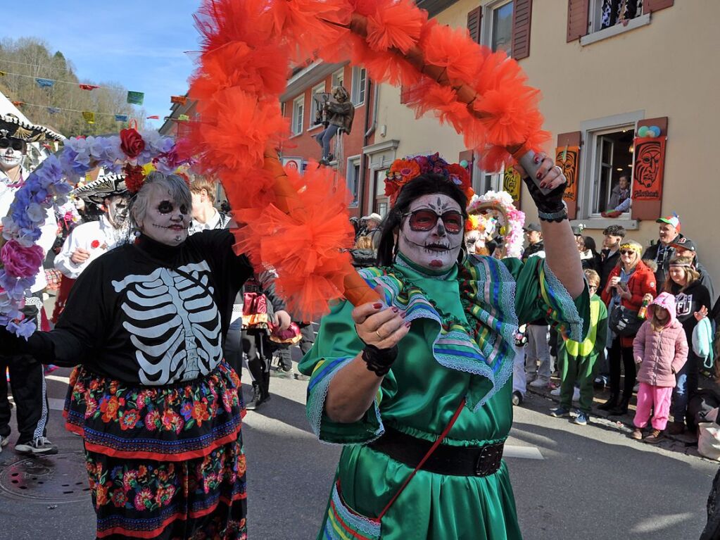 Strahlendes Wetter, strahlende Narren: Beim Fasnachtsumzug in Zell hat alles gepasst.