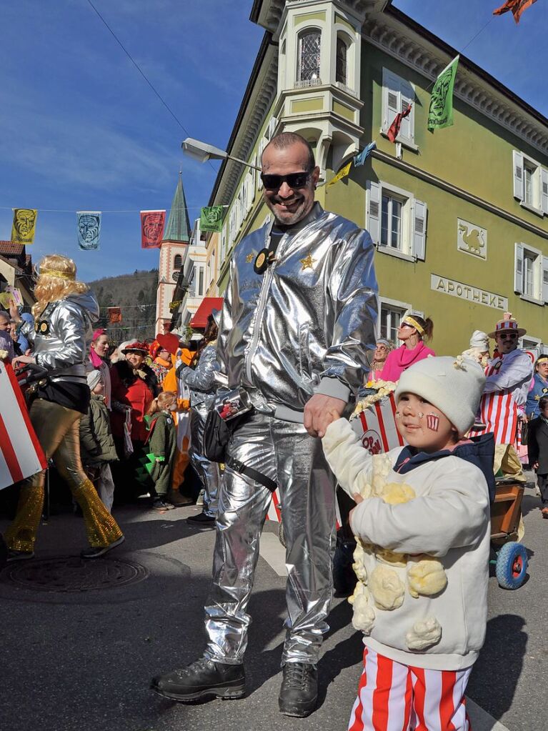 Strahlendes Wetter, strahlende Narren: Beim Fasnachtsumzug in Zell hat alles gepasst.