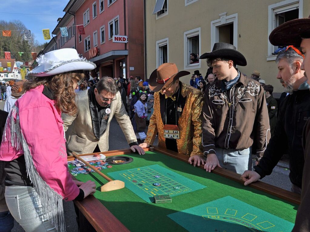 Strahlendes Wetter, strahlende Narren: Beim Fasnachtsumzug in Zell hat alles gepasst.