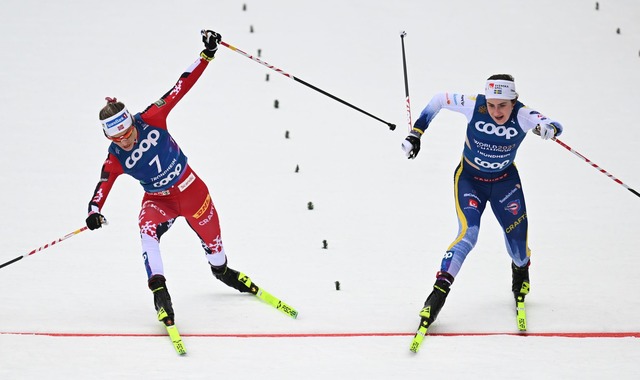 Packendes Finale: Therese Johaug (l) muss sich Ebba Andersson geschlagen geben.  | Foto: Hendrik Schmidt/dpa