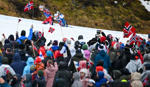 Zahlreiche Fans feuerten die Athletinnen euphorisch an.  | Foto: Hendrik Schmidt/dpa