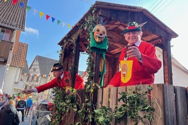 Der Umzug in Istein bringt gute Laune ins Winzerdorf