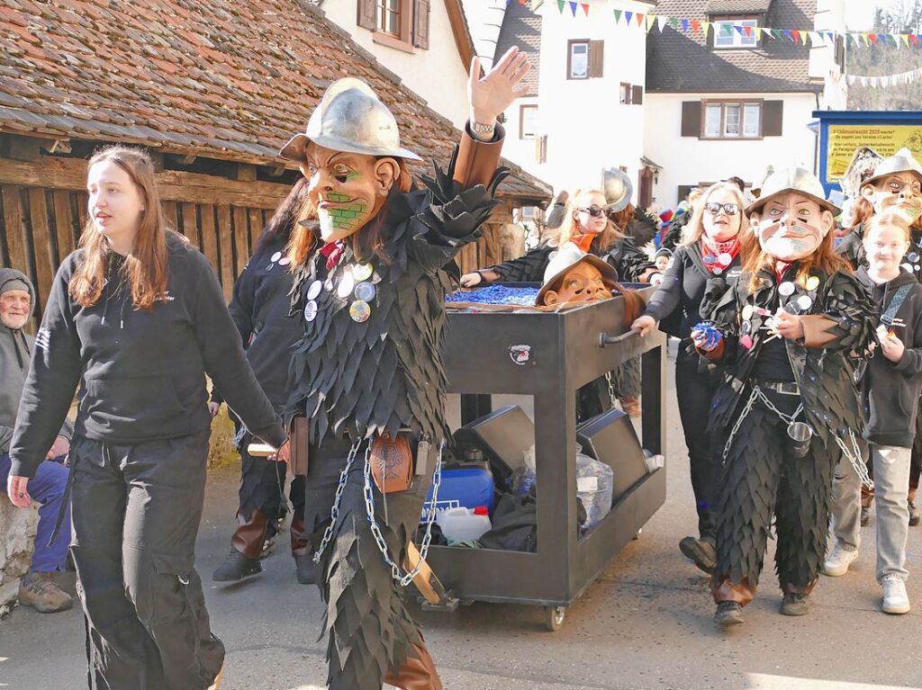 Das ganze Dorf ist auf den Beinen, wenn der Fasnachtsumzug durch Istein zieht.