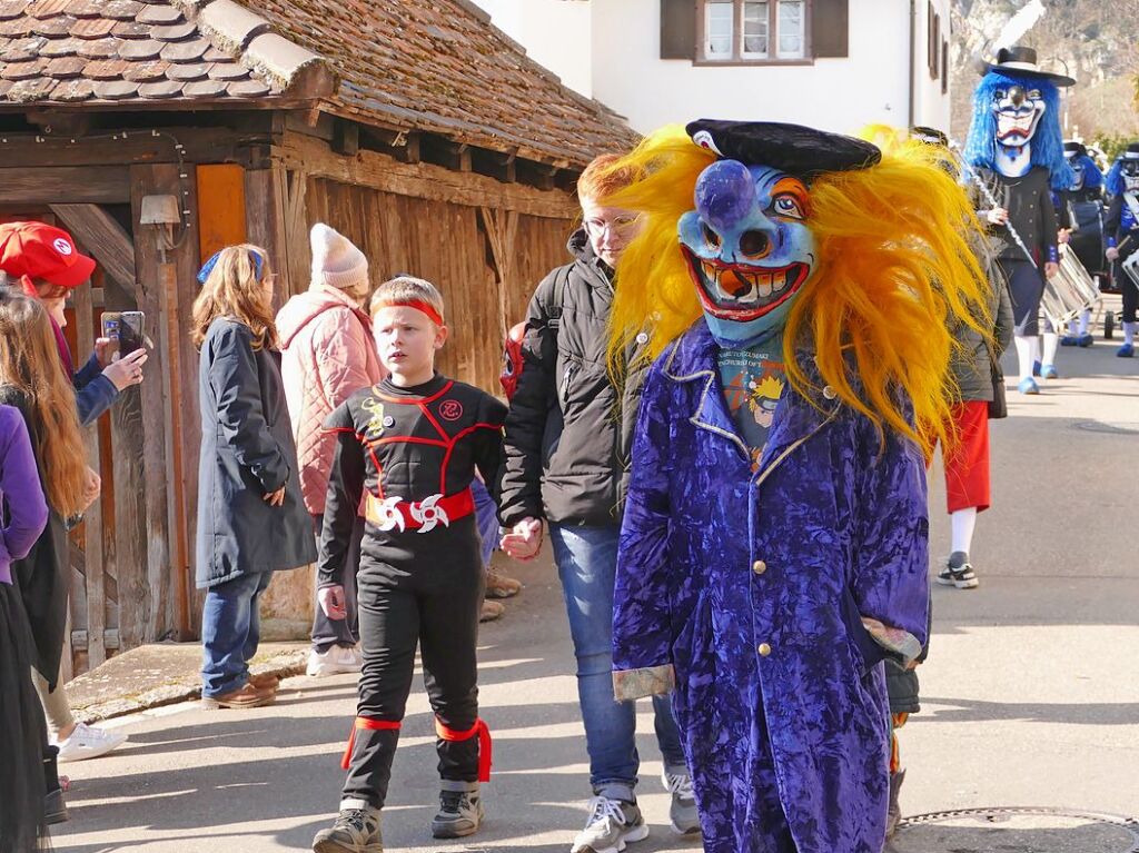 Das ganze Dorf ist auf den Beinen, wenn der Fasnachtsumzug durch Istein zieht.