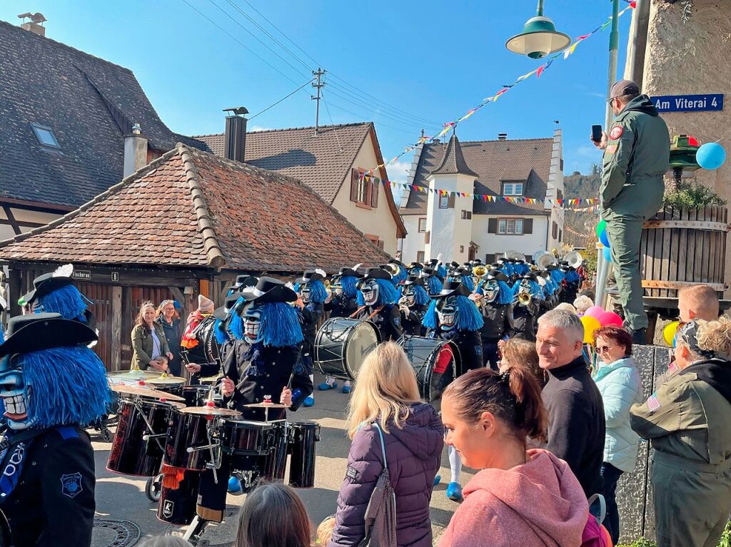 Das ganze Dorf ist auf den Beinen, wenn der Fasnachtsumzug durch Istein zieht.