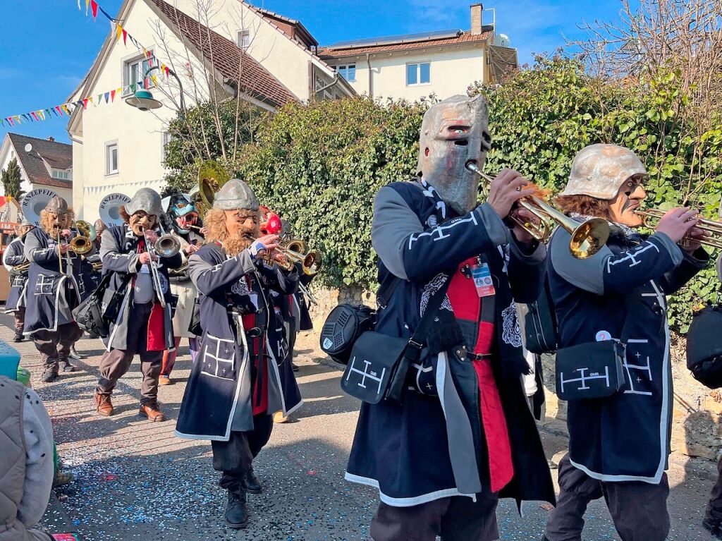 Das ganze Dorf ist auf den Beinen, wenn der Fasnachtsumzug durch Istein zieht.