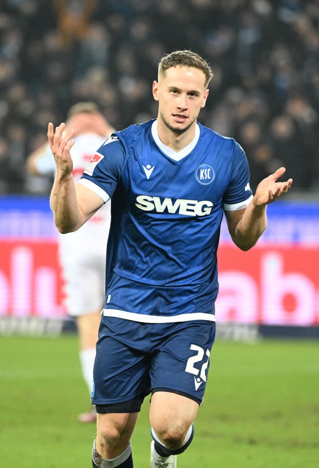 Der Karlsruher Spieler Christoph Kobald leitete das Klner Eigentor ein.  | Foto: Uli Deck (dpa)