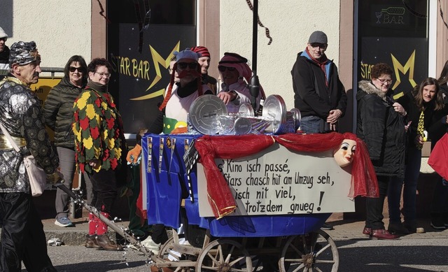 Zwei Themenwagen gab es beim Umzug in ...ich mit dem wahrscheinlichen Kino-Aus.  | Foto: Martina David-Wenk