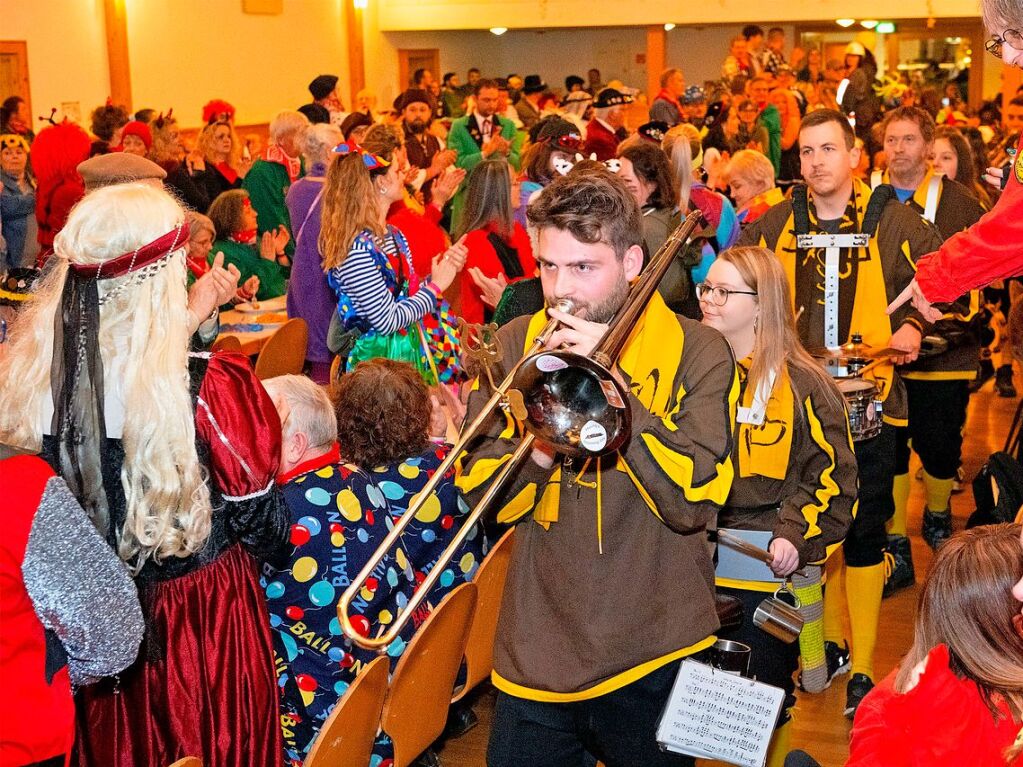 Die Stadtmusik Lenzkirch marschiert ein, vorneweg Niklas Frank