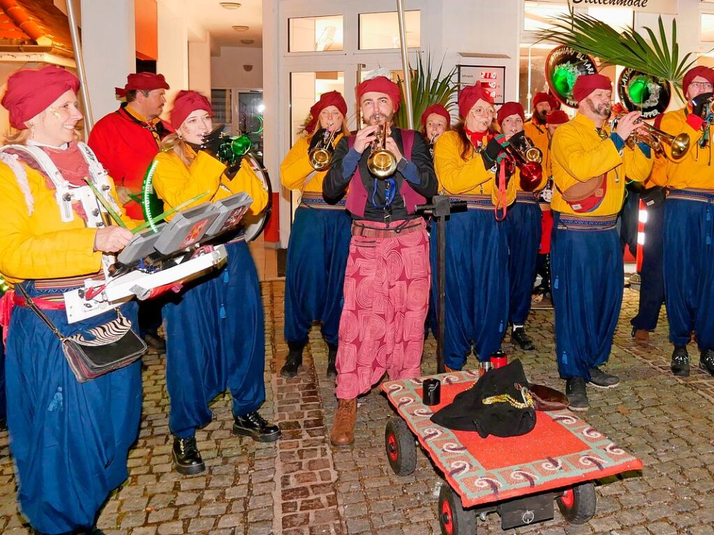 Die Latschari Blaaris aus HInterzarten mit Palmwedeln beim Schnurren am Freitagabend in Neustadt.