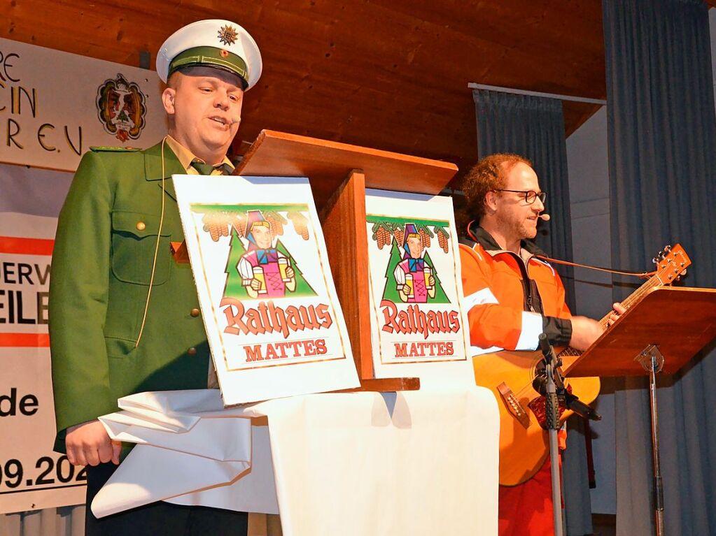 Die 17er schlagen beim Blaulichtball in Friedenweiler am Samstagabend vor, eine Rathausbrauerei mit Namen Mattes zu grnden. Links Andreas Klaiber, rechts Martin Peghini.