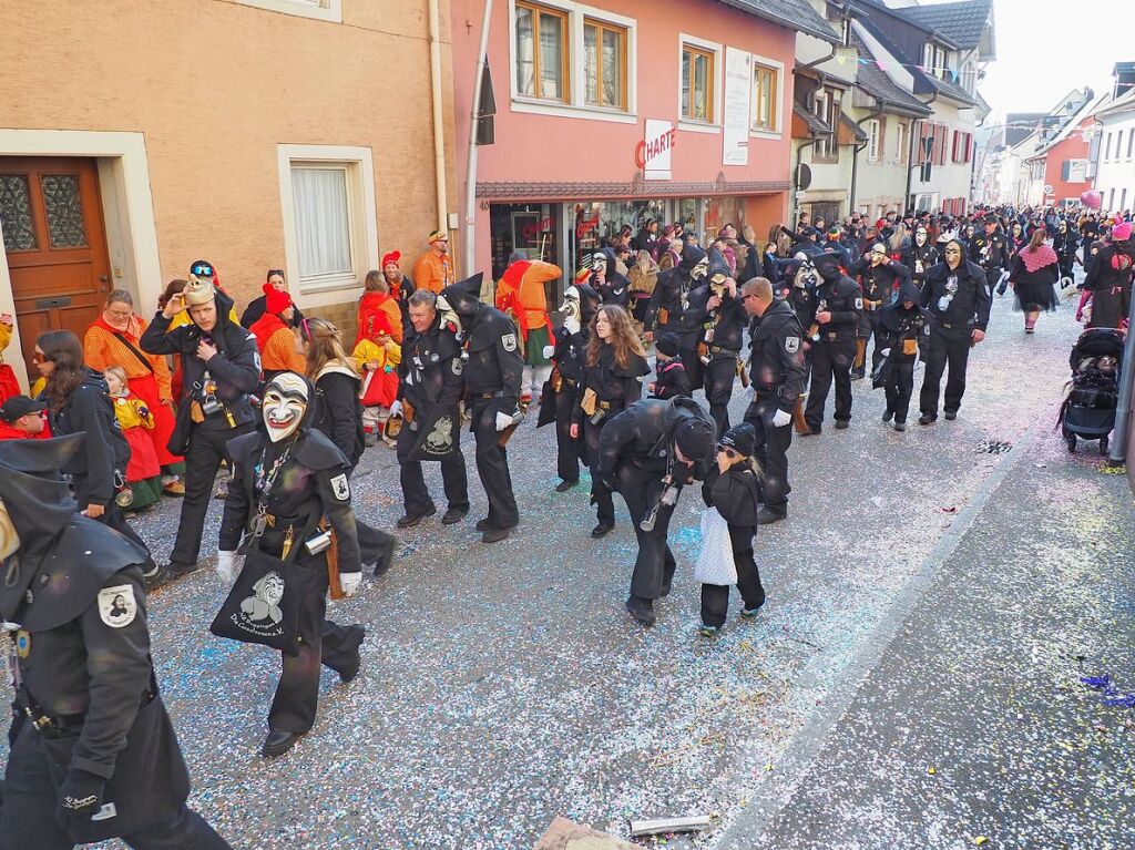 Der Umzug der Brezele Buebe zog sich am Samstag durch Kandern.