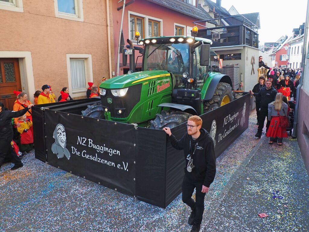 Der Umzug der Brezele Buebe zog sich am Samstag durch Kandern.