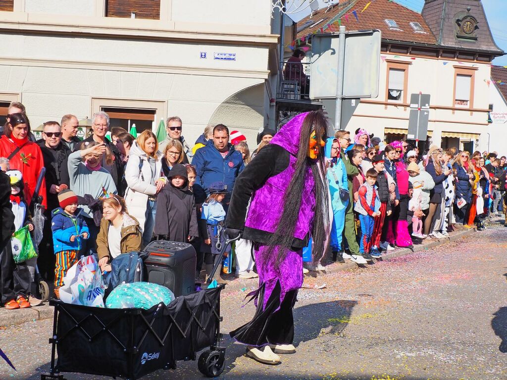 Der Umzug der Brezele Buebe zog sich am Samstag durch Kandern.