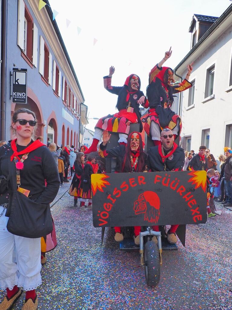 Der Umzug der Brezele Buebe zog sich am Samstag durch Kandern.