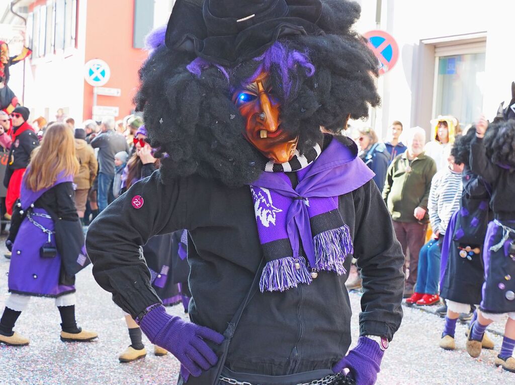 Der Umzug der Brezele Buebe zog sich am Samstag durch Kandern.