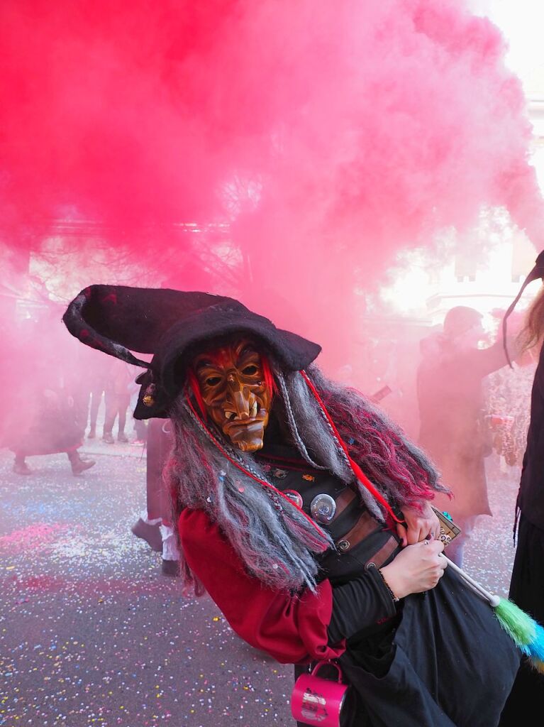 Der Umzug der Brezele Buebe zog sich am Samstag durch Kandern.