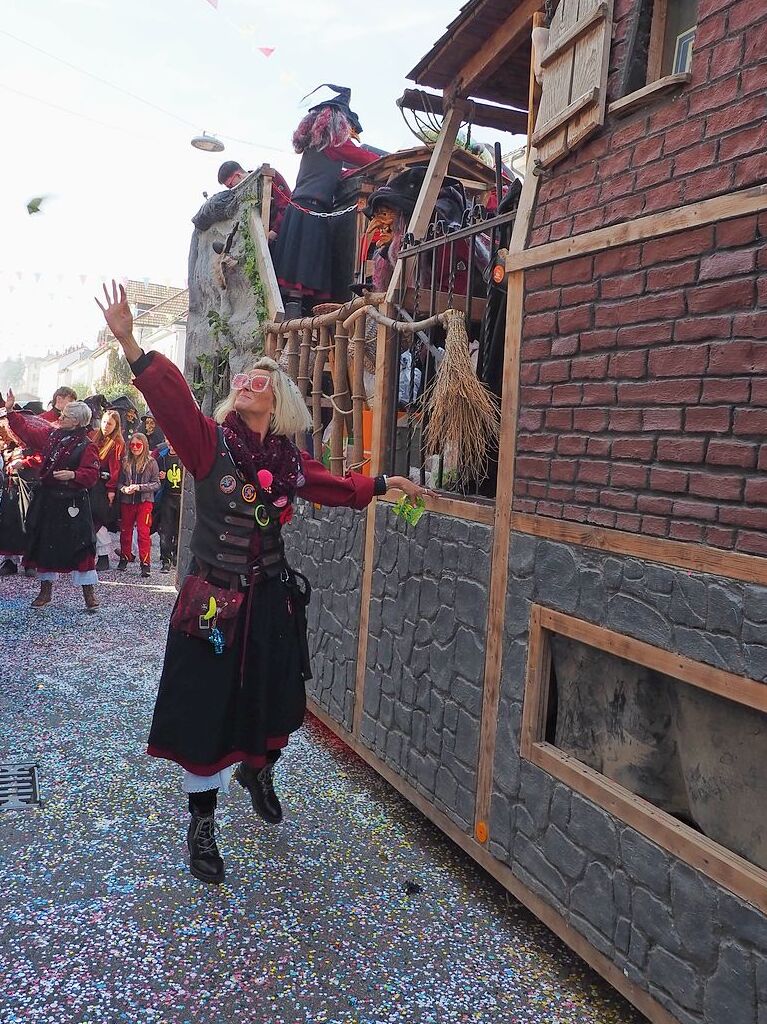 Der Umzug der Brezele Buebe zog sich am Samstag durch Kandern.